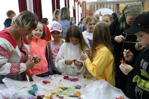 Фестиваль детского народного творчества и детская постановка: Как проходит День защиты детей в Алексеевском