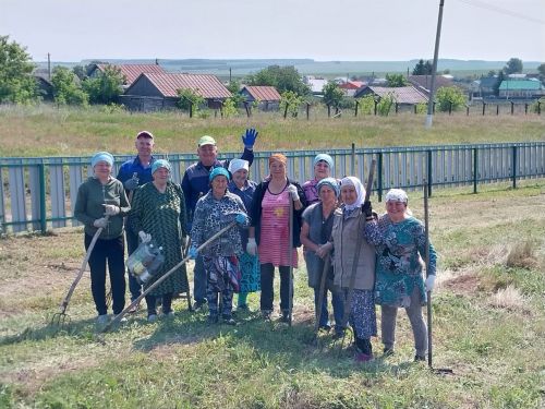 В Нижних Тиганах жители села вместе убрались на кладбище