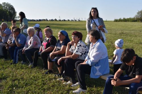 Фоторепортаж: в Красном Баране отметили праздник Святой Троицы