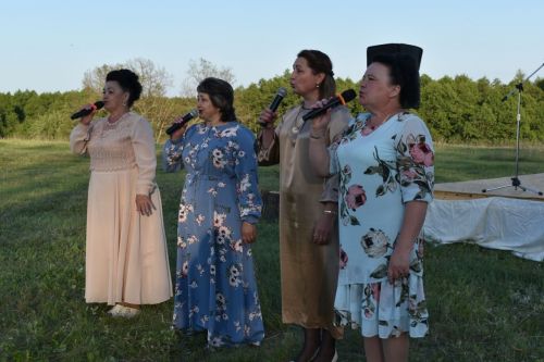 Фоторепортаж: в Красном Баране отметили праздник Святой Троицы