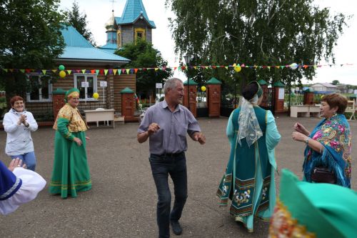 Фоторепортаж: В Куркуле дружно отпраздновали праздник Троицы