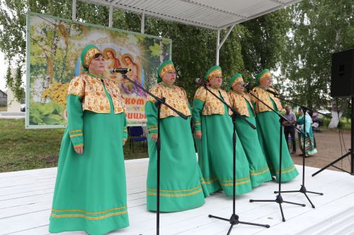 Фоторепортаж: В Куркуле дружно отпраздновали праздник Троицы