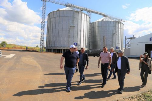 Раис Татарстана посетил новый зерновой терминал в Алексеевском районе