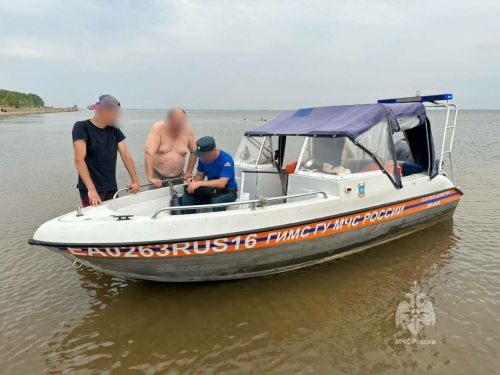 На Каме спасли дедушку с внучкой, которых унесло течением на матрасе