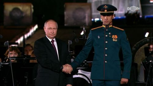 Владимир Путин лично вручил звезду Героя России жителю Билярска