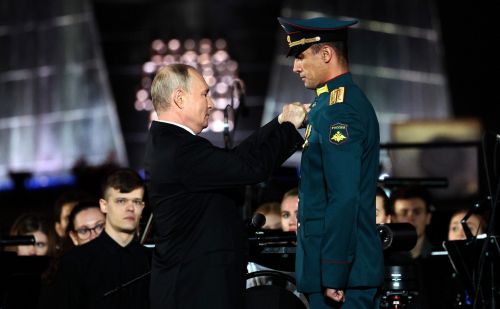 Владимир Путин лично вручил звезду Героя России жителю Билярска