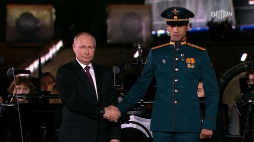 Владимир Путин лично вручил звезду Героя России жителю Билярска