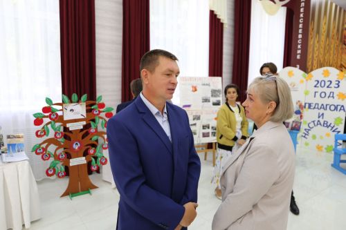 Педагогам Алексеевского района вручили награды и новые ноутбуки