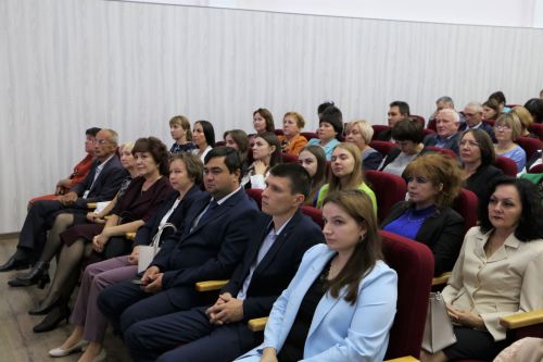 Педагогам Алексеевского района вручили награды и новые ноутбуки