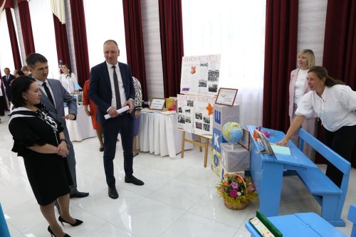Педагогам Алексеевского района вручили награды и новые ноутбуки