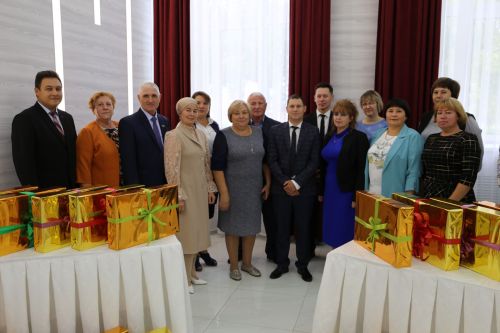Педагогам Алексеевского района вручили награды и новые ноутбуки