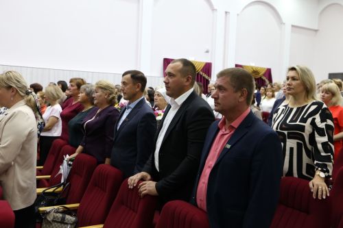 Педагогам Алексеевского района вручили награды и новые ноутбуки