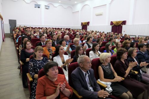 Педагогам Алексеевского района вручили награды и новые ноутбуки