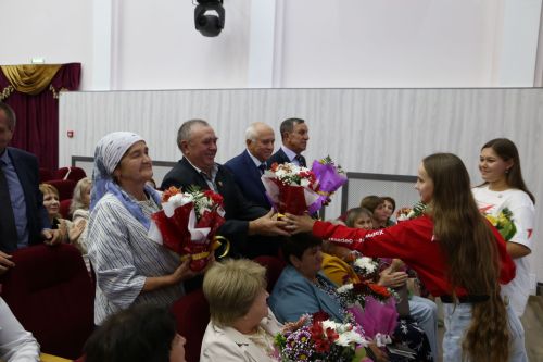 В Алексеевском районе наградили заслуженных и молодых учителей