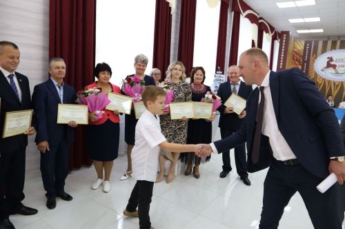 Педагогам Алексеевского района вручили награды и новые ноутбуки