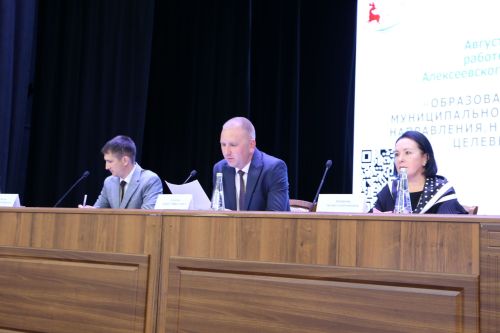 Педагогам Алексеевского района вручили награды и новые ноутбуки