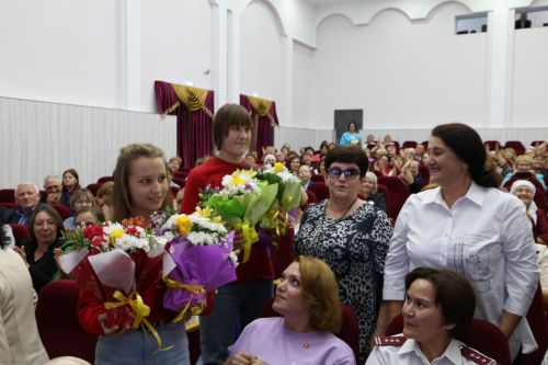В Алексеевском районе наградили заслуженных и молодых учителей