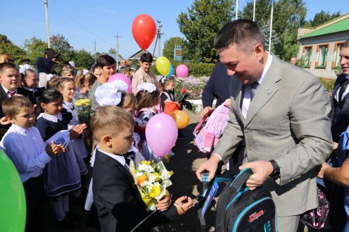 В День знаний министр лесного хозяйства РТ вручил первоклашкам Сахаровской школы портфели и школьные принадлежности