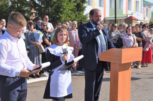 В первой школе райцентра прошла торжественная линейка в честь начала учебного года