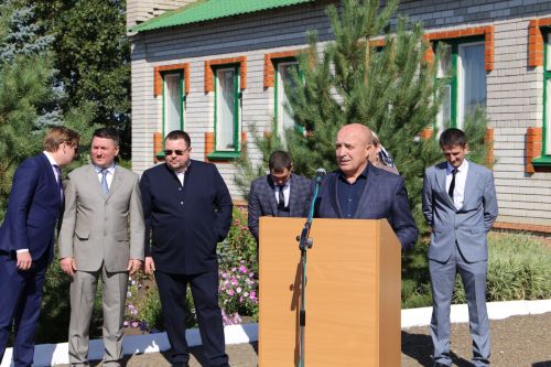 В День знаний министр лесного хозяйства РТ вручил первоклашкам Сахаровской школы портфели и школьные принадлежности