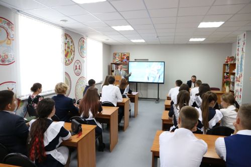 Министр лесного хозяйства Татарстана в обновленной Алексеевской детской школе искусств провел открытый урок «Разговоры о важном»