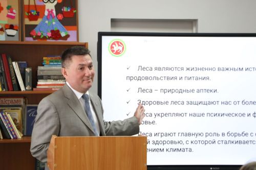 Министр лесного хозяйства Татарстана в обновленной Алексеевской детской школе искусств провел открытый урок «Разговоры о важном»