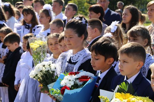 В День знаний министр лесного хозяйства РТ вручил первоклашкам Сахаровской школы портфели и школьные принадлежности