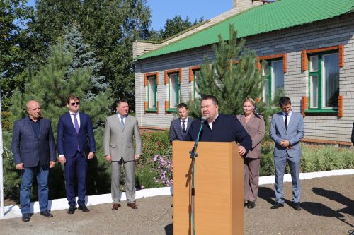 В День знаний министр лесного хозяйства РТ вручил первоклашкам Сахаровской школы портфели и школьные принадлежности