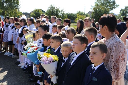 В День знаний министр лесного хозяйства РТ вручил первоклашкам Сахаровской школы портфели и школьные принадлежности