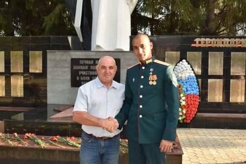 Герой России Расим Баксиков в Алексеевском почтил память павших в годы Великой Отечественной войны