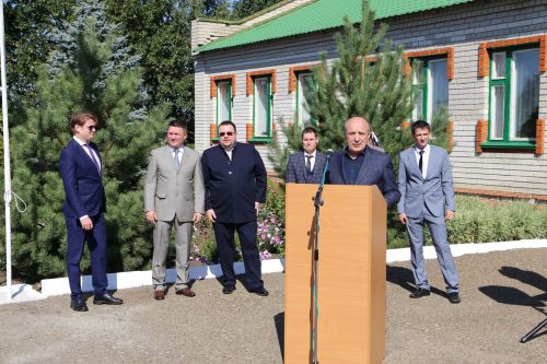 В День знаний министр лесного хозяйства РТ вручил первоклашкам Сахаровской школы портфели и школьные принадлежности