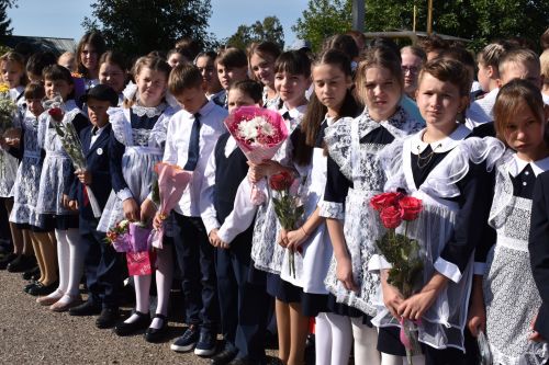 В первой школе райцентра прошла торжественная линейка в честь начала учебного года