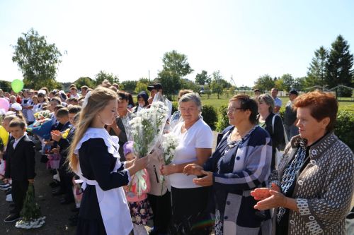 В День знаний министр лесного хозяйства РТ вручил первоклашкам Сахаровской школы портфели и школьные принадлежности