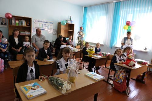 В День знаний министр лесного хозяйства РТ вручил первоклашкам Сахаровской школы портфели и школьные принадлежности