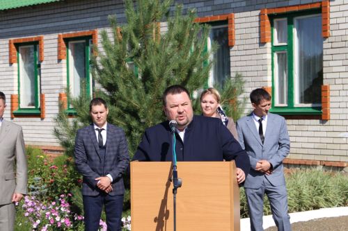 В День знаний министр лесного хозяйства РТ вручил первоклашкам Сахаровской школы портфели и школьные принадлежности