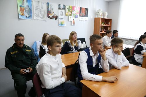 Министр лесного хозяйства Татарстана в обновленной Алексеевской детской школе искусств провел открытый урок «Разговоры о важном»