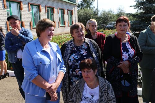 В День знаний министр лесного хозяйства РТ вручил первоклашкам Сахаровской школы портфели и школьные принадлежности