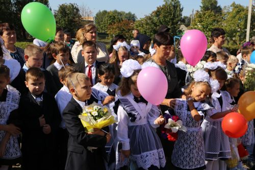 В День знаний министр лесного хозяйства РТ вручил первоклашкам Сахаровской школы портфели и школьные принадлежности