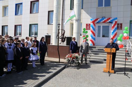 Министр лесного хозяйства Татарстана в обновленной Алексеевской детской школе искусств провел открытый урок «Разговоры о важном»