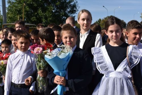 В первой школе райцентра прошла торжественная линейка в честь начала учебного года