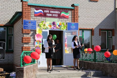 В День знаний министр лесного хозяйства РТ вручил первоклашкам Сахаровской школы портфели и школьные принадлежности