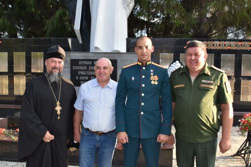 Герой России Расим Баксиков в Алексеевском почтил память павших в годы Великой Отечественной войны
