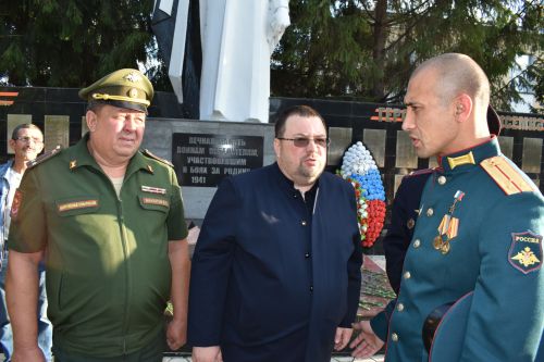 Герой России Расим Баксиков в Алексеевском почтил память павших в годы Великой Отечественной войны