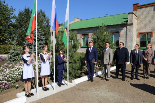 В День знаний министр лесного хозяйства РТ вручил первоклашкам Сахаровской школы портфели и школьные принадлежности