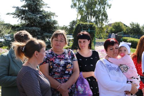 В День знаний министр лесного хозяйства РТ вручил первоклашкам Сахаровской школы портфели и школьные принадлежности