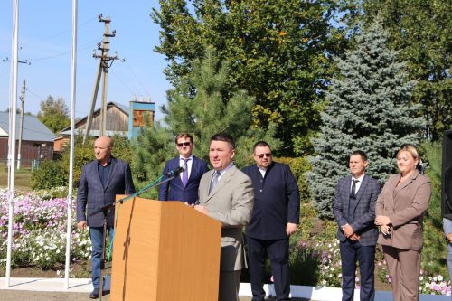 В День знаний министр лесного хозяйства РТ вручил первоклашкам Сахаровской школы портфели и школьные принадлежности