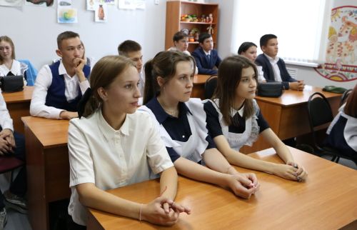Министр лесного хозяйства Татарстана в обновленной Алексеевской детской школе искусств провел открытый урок «Разговоры о важном»