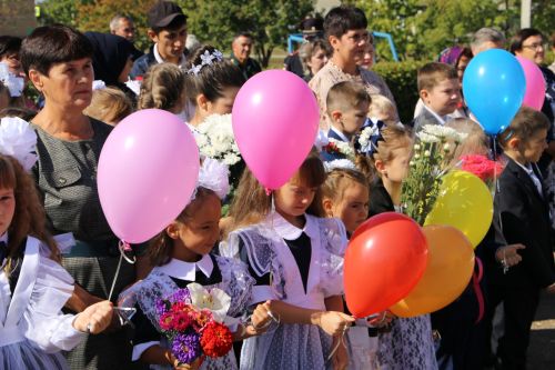 В День знаний министр лесного хозяйства РТ вручил первоклашкам Сахаровской школы портфели и школьные принадлежности
