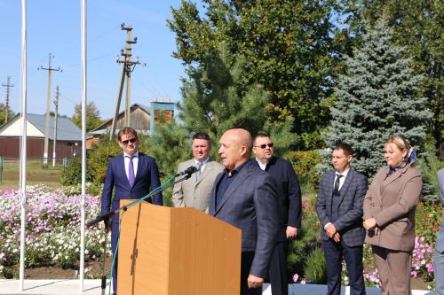 В День знаний министр лесного хозяйства РТ вручил первоклашкам Сахаровской школы портфели и школьные принадлежности
