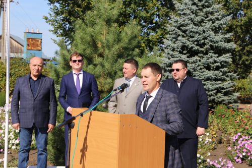 В День знаний министр лесного хозяйства РТ вручил первоклашкам Сахаровской школы портфели и школьные принадлежности